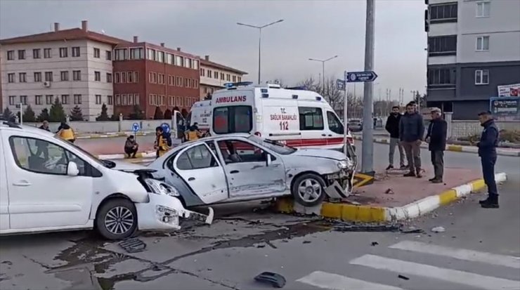 Çorum’da otomobil ile hafif ticari aracın çarpıştığı kazada aynı aileden 5 kişi yaralandı