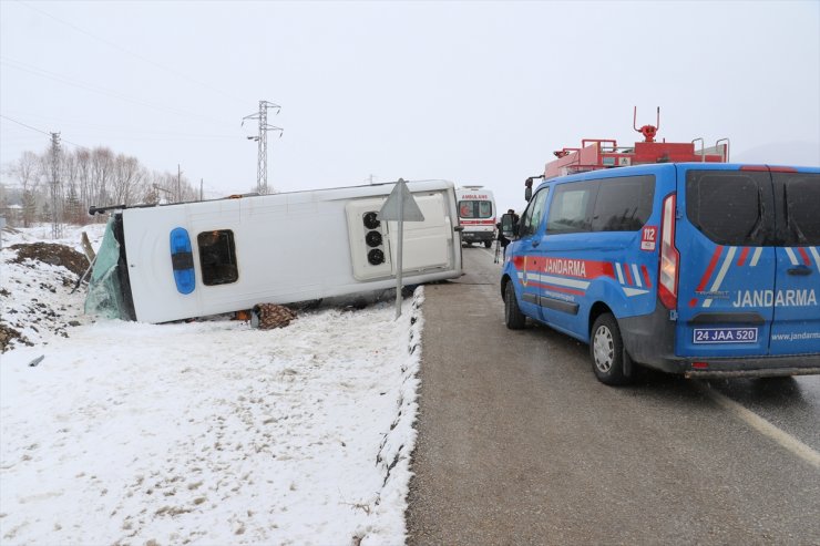 Erzincan’da cezaevi aracı ile hafif ticari aracın çarpıştığı kazada 1 kişi öldü, 9 kişi yaralandı