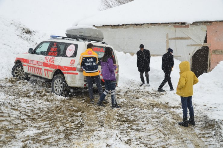 Hakkari'de yolu kapanan köyde doğum sancıları başlayan kadın ekiplerce hastaneye ulaştırıldı