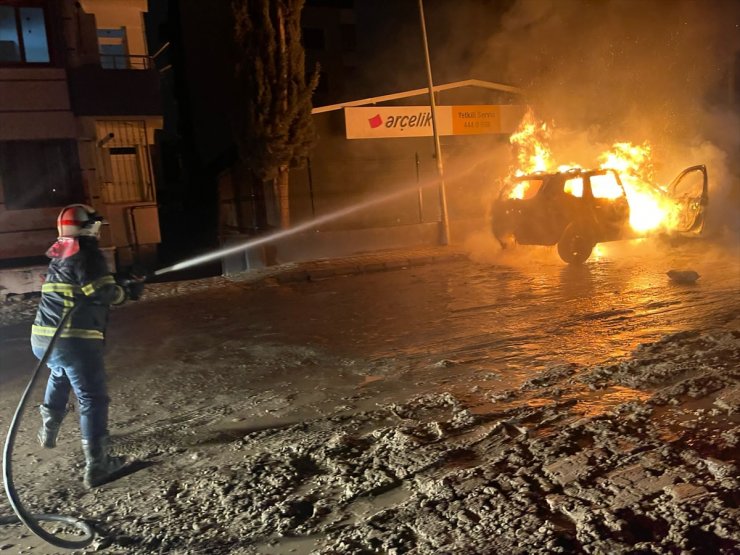 Hatay'da park halindeki otomobil yandı