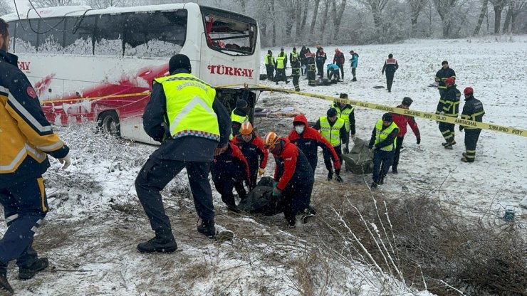 GÜNCELLEME 2 - Kastamonu'da yolcu otobüsünün devrildiği kazada ölü sayısı 6'ya yükseldi