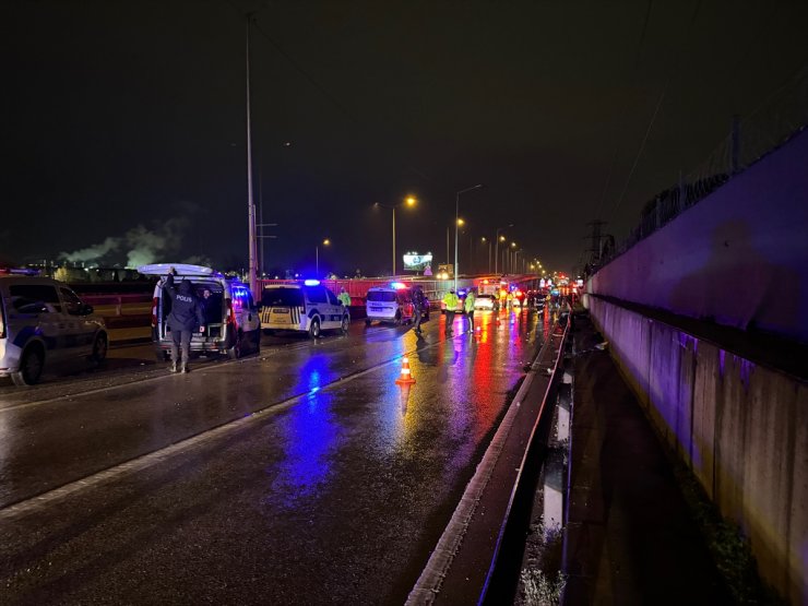 Kocaeli'de bariyerlere çarpan otomobildeki 2 kişi öldü, 1 kişi yaralandı