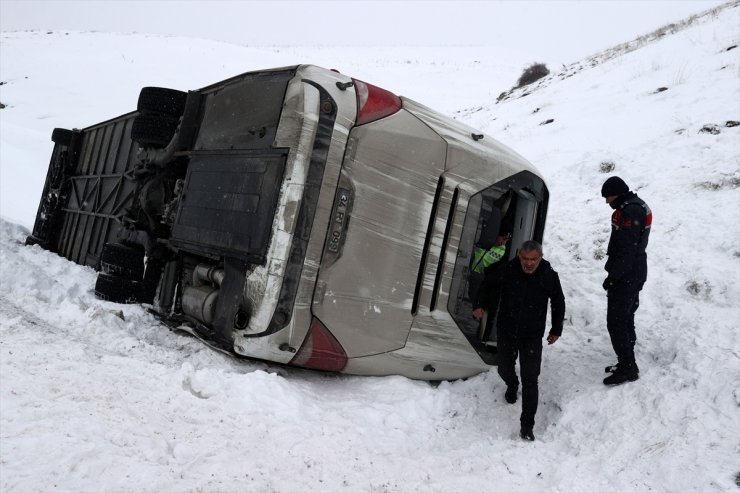 GÜNCELLEME - Sivas'ta cenazeden dönenleri taşıyan otobüs devrildi, 20 kişi yaralandı