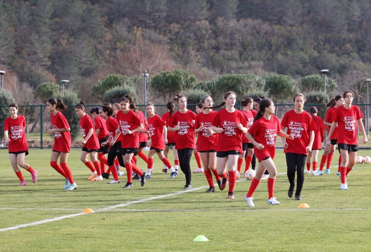 "TFF Ülker Geleceğin Yıldız Kızları" kampı Riva'da sürüyor