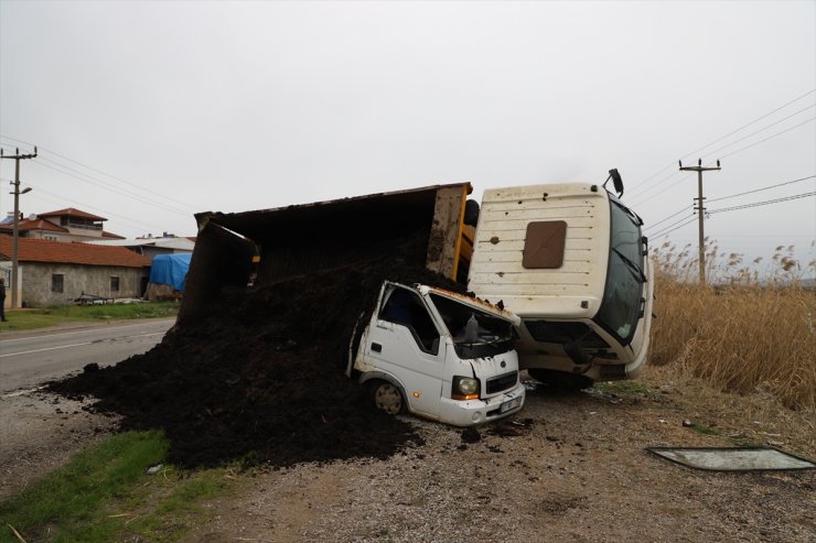 Balıkesir'de otomobille çarpışan kamyon, kamyonetin üzerine devrildi