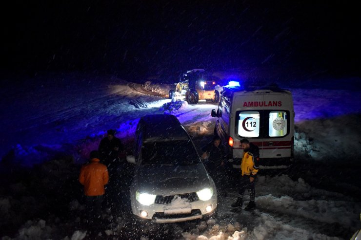 Bitlis'te kardan yolu kapanan köydeki hastanın yardımına ekipler yetişti