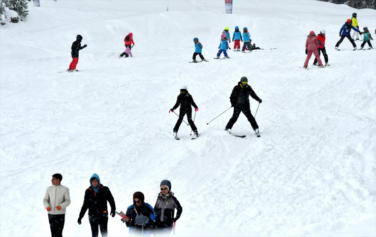 Sarıkamış Kayak Merkezi'nde kar altında kayak keyfi