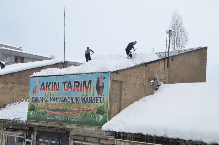 Yüksekova'da iş yeri sahipleri çatılarda biriken karı temizliyor