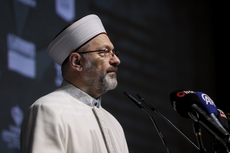 Diyanet İşleri Başkanı Erbaş "Hep 33 Yaşında" belgeselinin galasına katıldı: