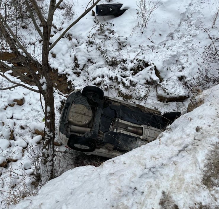 Gümüşhane'de otomobilin dereye devrildiği kazada 2 kişi yaralandı