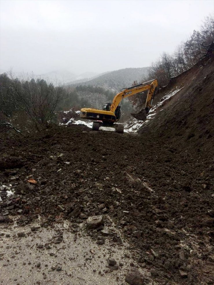 GÜNCELLEME - Karabük'te heyelan nedeniyle kapanan köy yolu ulaşıma açıldı