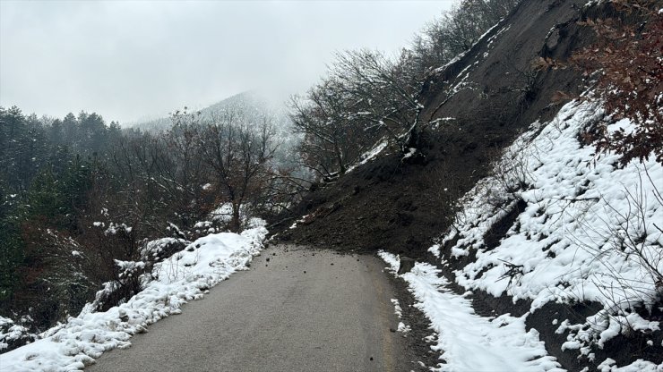 Karabük'te heyelan nedeniyle köy yolu ulaşıma kapandı