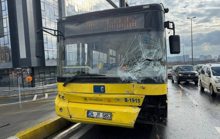 Küçükçekmece'de İETT otobüsünün karıştığı kazada 2 kişi yaralandı