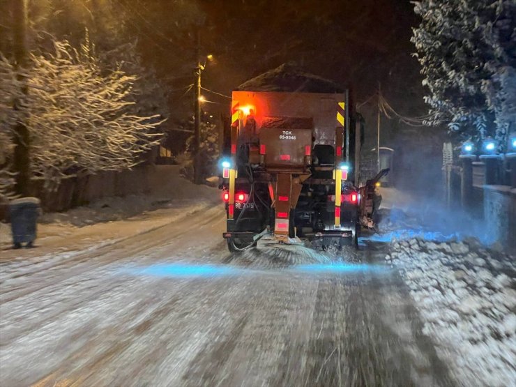 Sakarya'da Kocaali-Hendek yolu yoğun kar nedeniyle ulaşıma kapatıldı