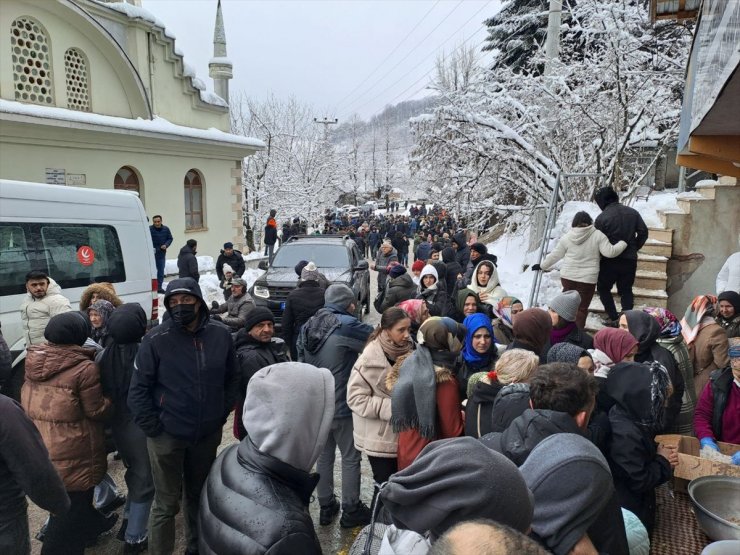 Sakarya'daki festivalde yaklaşık 1 ton hamsi dağıtıldı