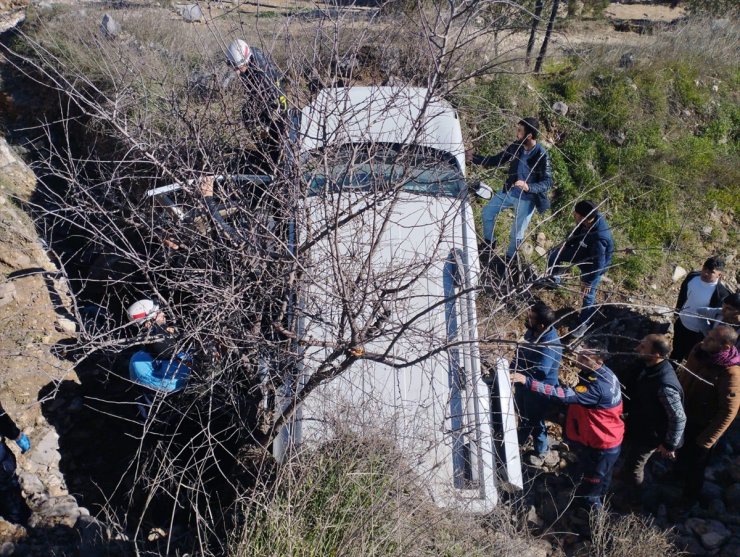 Şanlıurfa'da devrilen hafif ticari araçtaki 2 kişi yaralandı