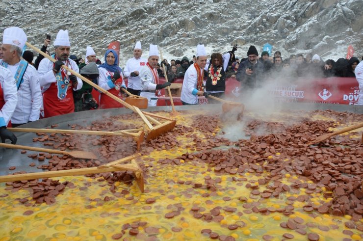 Sivrihisar Dövme Sucuk Festivali'nde 7,5 ton sucuk ekmek ikram edildi