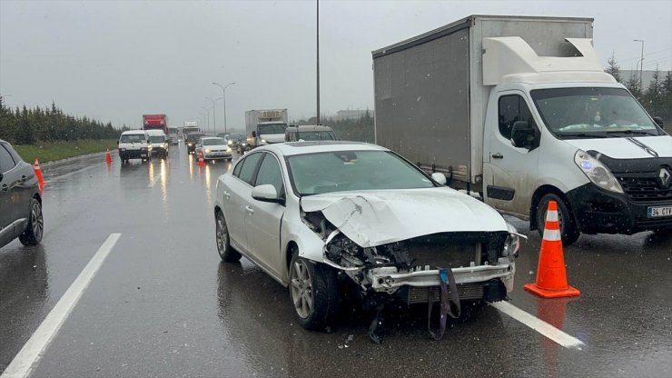 Anadolu Otoyolu Kocaeli kesiminde zincirleme kaza nedeniyle ulaşım aksadı