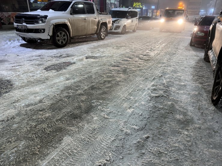 Ardahan'da buzlanma nedeniyle trafikte aksamalar yaşandı