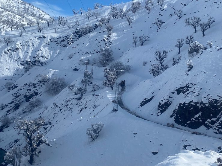 Batman'da yolu kar nedeniyle kapanan mezrada rahatsızlanan kişi ekiplerce hastaneye ulaştırıldı