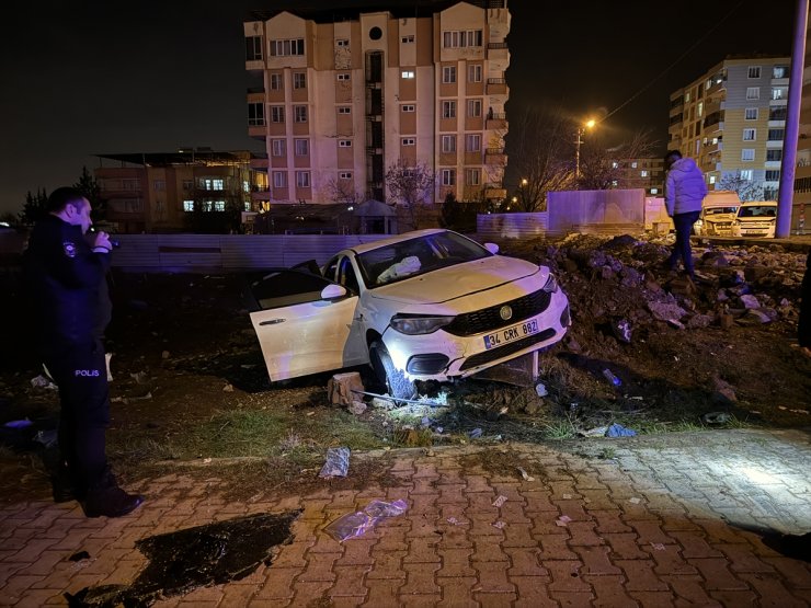 Diyarbakır'da otomobilin kaldırıma çarptığı kazada 6 kişi yaralandı