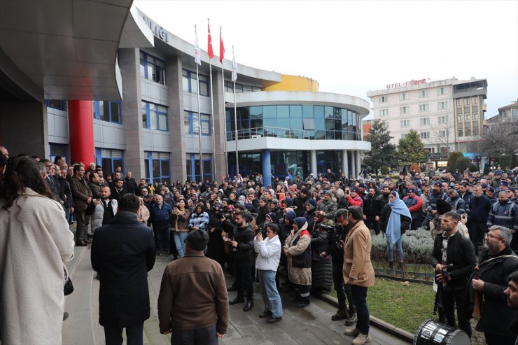 Düzce'de belediye çalışanları maaşlarına yapılan zammı davul zurna eşliğinde kutladı