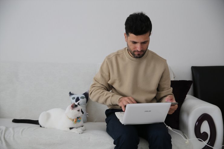 Enkazdan çıkardığı kediyi sahiplenen itfaiye eri, AA'nın "Yılın Kareleri"ni oyladı