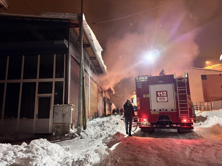 Hakkari'de kapı, pencere imalathanesinde çıkan yangın hasara neden oldu