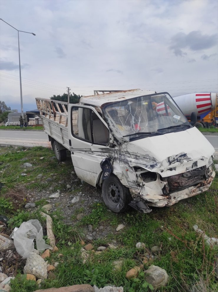 Hatay'da kamyonetin tır ve işçi servisiyle çarpışması sonucu 1 kişi öldü, 5 kişi yaralandı