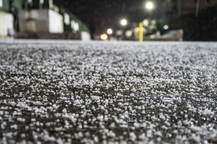 İstanbul'da kar bazı cadde ve sokakları beyaza bürüdü