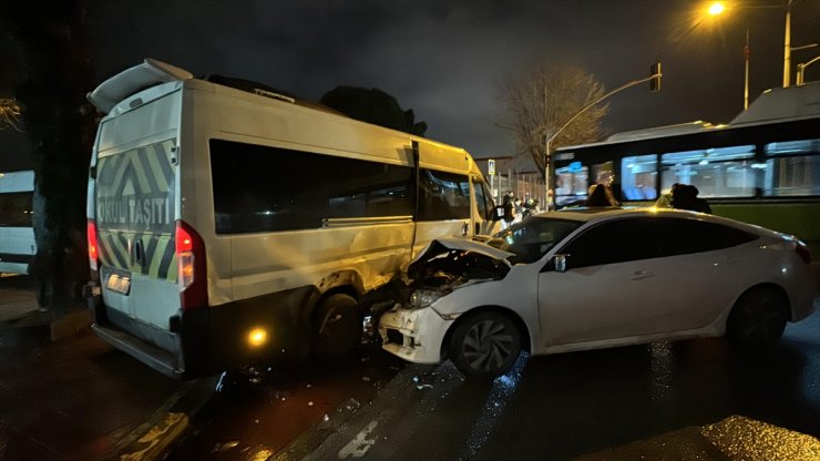 Kocaeli'de servis minibüsüyle otomobilin çarpıştığı kazada 4 kişi yaralandı