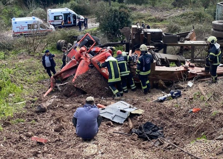 Kocaeli'de uçurama devrilen kamyonun sürücüsü öldü