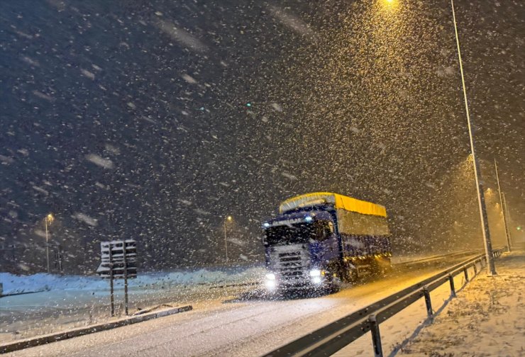 Kuzey Marmara Otoyolu'nda kar yağışı etkili oluyor