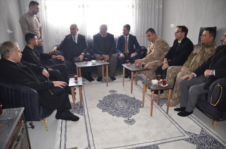 Muş Valisi Çakır, Pençe-Kilit Harekatı bölgesinde yaralanan askerleri evlerinde ziyaret etti