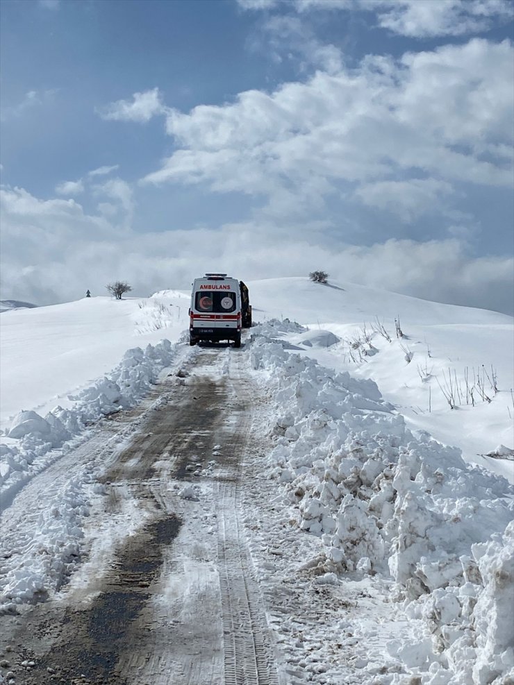 Muş'ta yolu kapanan köylerdeki hastalar, ekiplerin çabasıyla hastaneye ulaştırıldı