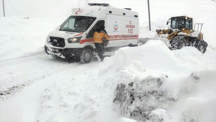 Siirt'te kar nedeniyle köyde mahsur kalan hastanın yardımına ekipler yetişti