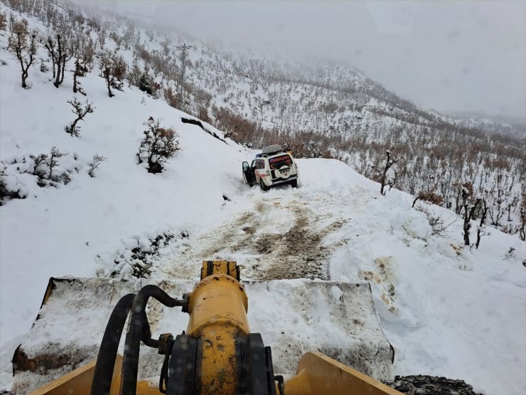 Siirt'te yolu kardan kapanan köylerdeki 2 hasta ekipler tarafından hastaneye ulaştırdı