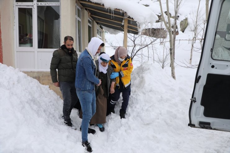 Van'da yolu kardan kapanan mahalledeki hasta, ekiplerin çalışmasıyla hastaneye ulaştırıldı