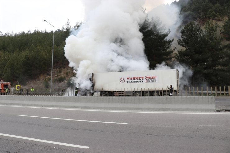 Adana'da seyir halindeki tırda yangın çıktı