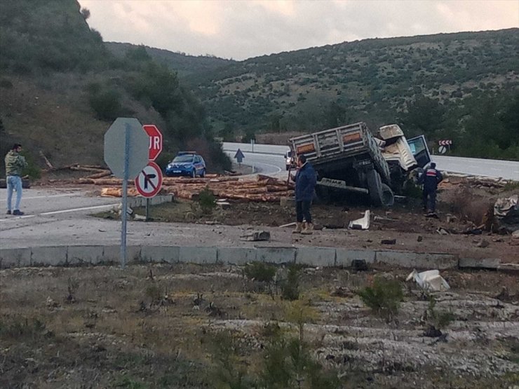 Balıkesir'de freni arızalanan tırdan atlayan sürücü öldü