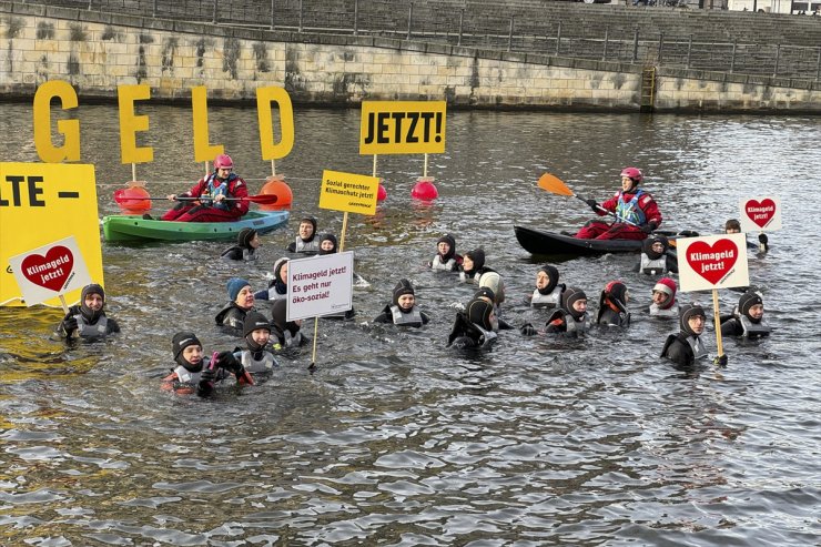 Çevreci örgüt Greenpeace, Alman hükümetinin iklim politikasını protesto etti