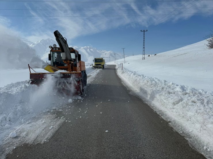 Çığ nedeniyle kapanan Dağlıca yolunda çalışmalar devam ediyor