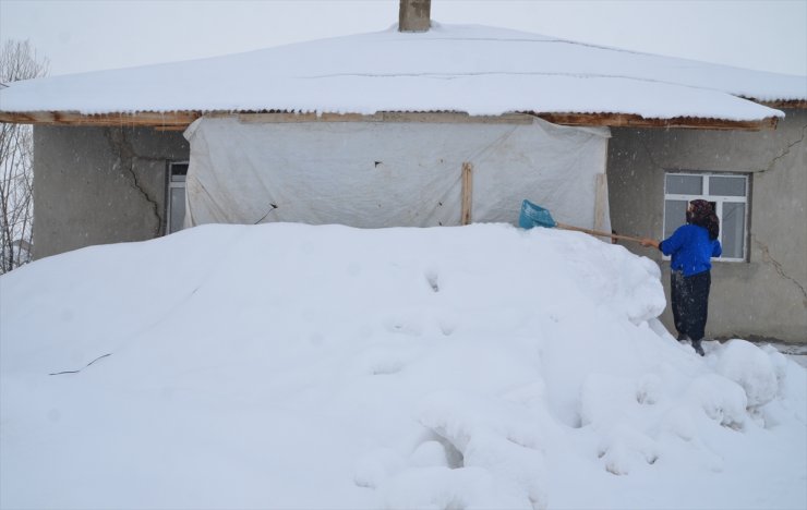 Hakkari'nin köylerinde tek katlı evler ve ahırlar karla kaplandı