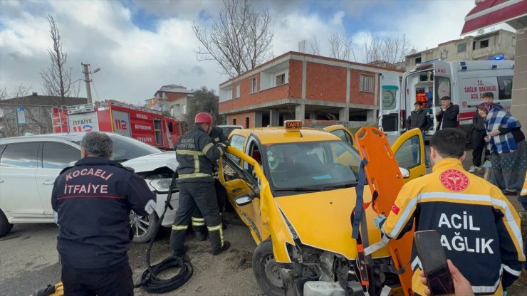 Kocaeli'de iki aracın çarpıştığı kazada 5 kişi yaralandı