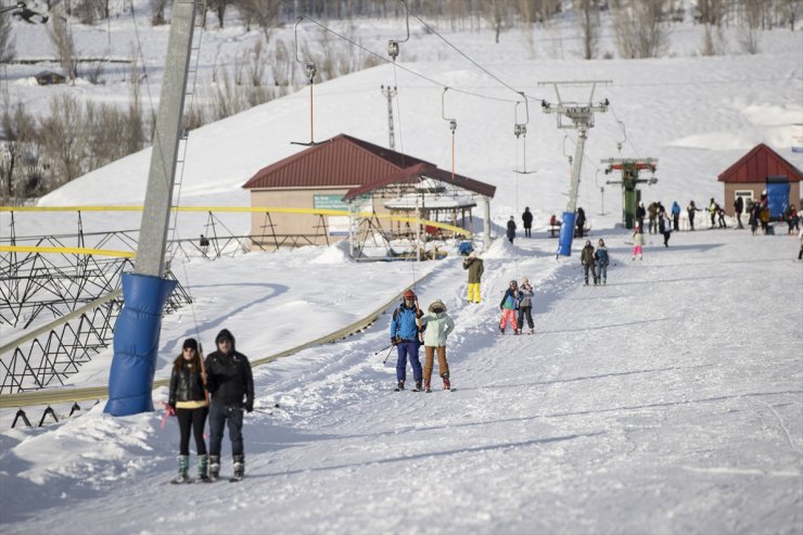 Meşe ormanıyla çevrili Ovacık Kayak Merkezi birçok ilden kayak tutkunlarını ağırlıyor