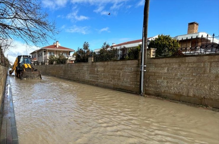 Silivri'de taşan dere nedeniyle sokakları ve bahçeleri su bastı