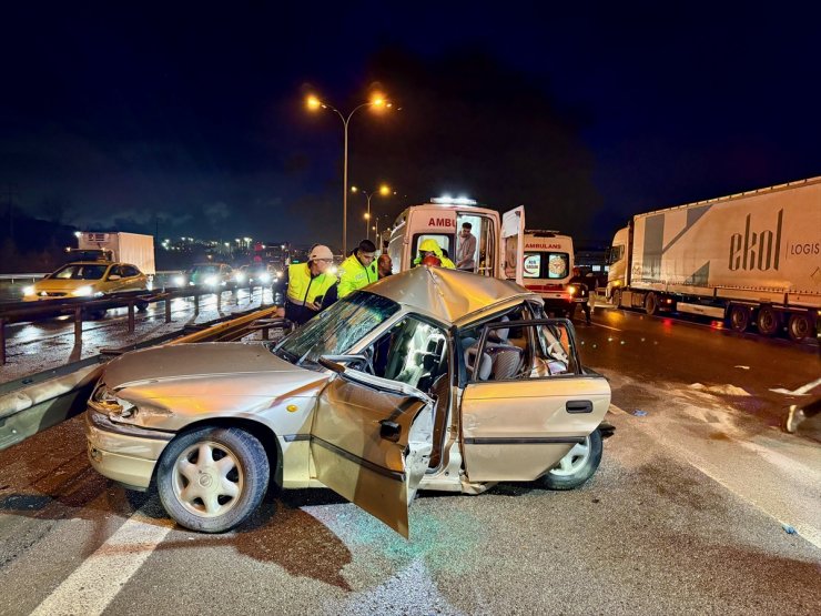 Anadolu Otoyolu Kocaeli kesiminde tır ile otomobilin çarpıştığı kazada 2 kişi ağır yaralandı