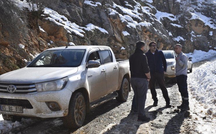 Bitlis'te elektrik arıza ekibinin çamura saplanan aracı iş makinesiyle çıkarıldı