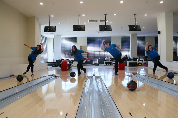 Eğlenmeye gittikleri salonda bowling sporcusu oldular