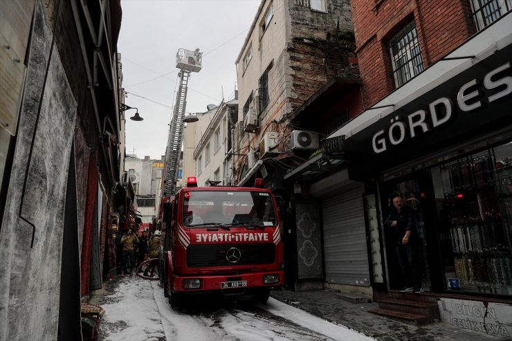 Fatih'te bir handa ayakkabı deposunda çıkan yangın söndürüldü